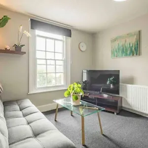  Apartment 3 Bedroom Flat With Private Parking United Kingdom